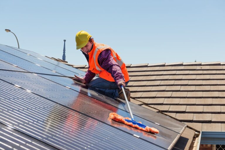 Quel entretien pour allonger la durée de vie d’un panneau solaire ?